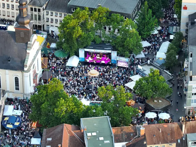 Rund 200.000 Besucher feierten vier Tage lang das Strohhutfest 2026 in der Frankenthaler Innenstadt. Musik, Vereine und ein breites Familienangebot prägten das größte Straßenfest der Pfalz. | Foto: Sebastian Weindel