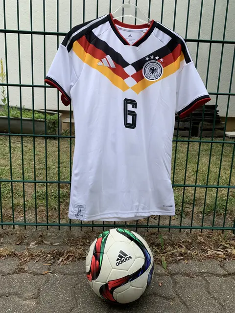 Am Samstagabend ab 22 Uhr wird das zweite WM-Gruppenspiel der Deutschen Nationalmannschaft gegen den Afrikameister Elfenbeinküste in Toronto von der Fußball-WM auf einer Großleinwand übertragen | Foto: Michael Sonnick