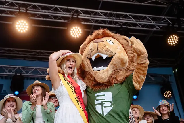 Die neue Miss Strohhut Maja Gruber freut sich auf ihre künftigen Aufgaben als Botschafterin der Stadt. | Foto: Sebastian Weindel