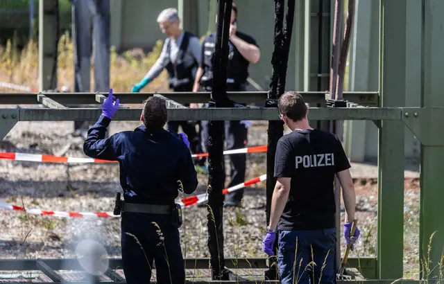 Die Polizei ermittelt zur Brandursache. | Foto: Christoph Schmidt/dpa