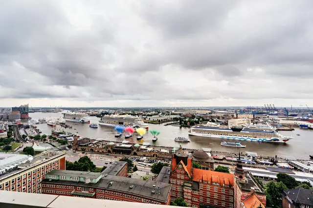 AIDA Cruises: Drei Schiffe fahren am Abend des 7. Juni als Parade durch den Hamburger Hafen. Zu sehen sind AIDAperla, AIDAprima und AIDAsol. | Foto: CHLietzmann