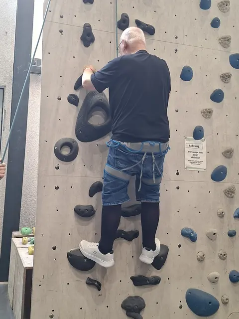 Ein Teilnehmer mit Parkinson Erkrankung beim Klettern in der Wand. | Foto: Hebrank