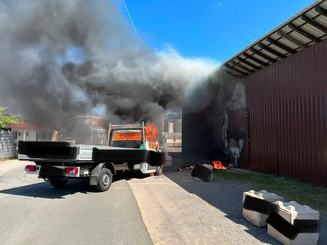 Die Flammen drohten, die benachbarte Lagerhalle zu erfassen | Foto: Feuerwehr Rodenbach