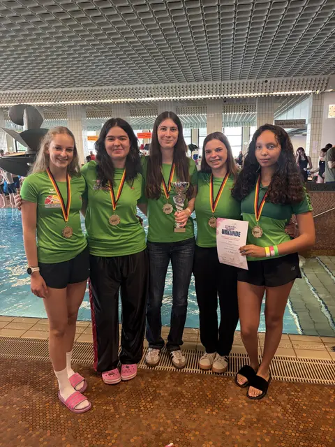 Die „Port Elizabeth 26 ChiXXXies“ (Altersklasse 17/18 weiblich / Elli Gretzschel, Hannah Didas, Emma Pretz, Hanna Hinkelmann, Tedi Petrov)  | Foto: DLRG Kusel