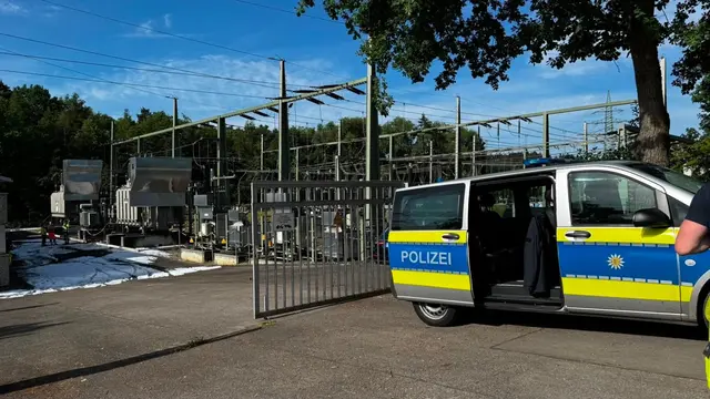 Die Polizei ermittelt nach dem Brand in einem Umspannwerk. | Foto: Christoph Schmidt/dpa