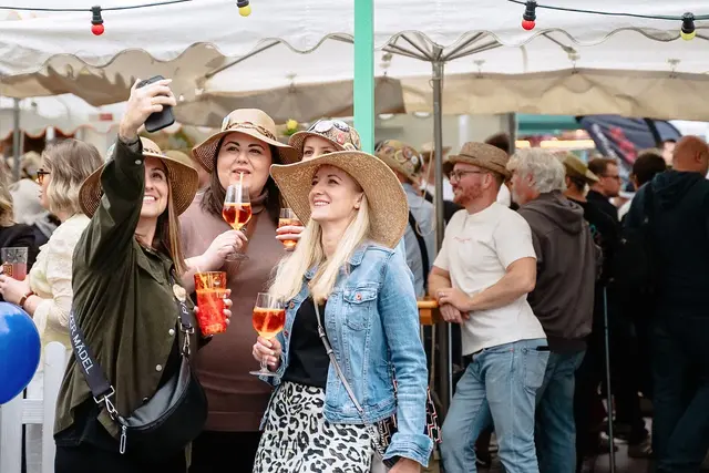 Gute Stimmung auf dem Strohhutfest 2026 | Foto: Sebastian Weindel
