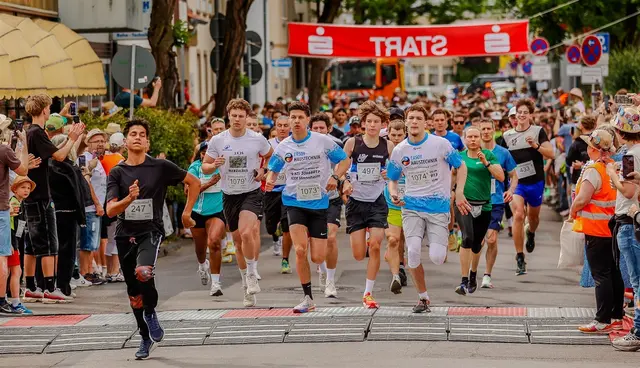 Rund 800 Teilnehmer gingen beim traditionellen Strohhutfestlauf an den Start. | Foto: Sebastian Weindel