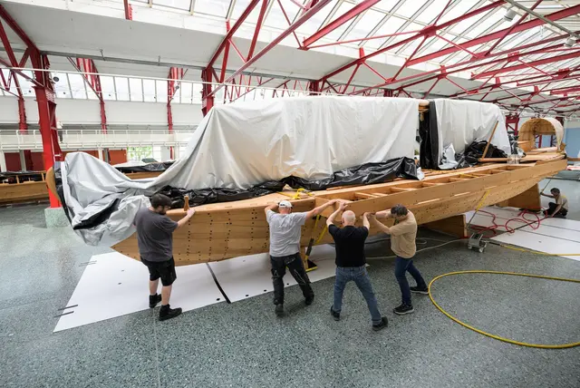 Ein Gummikissen hilft beim Verschieben des empfindlichen Holznachbaus.  | Foto: Hannes P. Albert/dpa