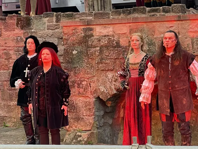 Die Hauptdarsteller (von links): Randy Diamond als Kurfürst und Erzbischof Richard von Greiffenklau, Astrid Vosberg als weiser Narr und Todesbote, Adrienn Čunka als Sickingens Frau Hedwig und Andy Kuntz als Franz von Sickingen | Foto: Johannes Reitmeier/gratis