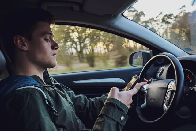 Handy am Steuer und Ablenkung im Straßenverkehr. | Foto: ADAC Hessen-Thüringen e.V.