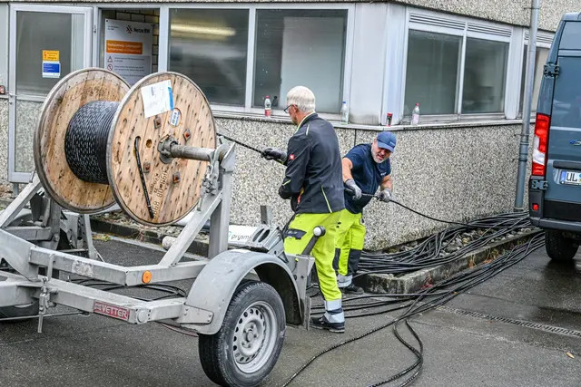 Nach dem Feuer im Umspannwerk haben Haushalte wieder Strom. | Foto: Jason Tschepljakow/dpa