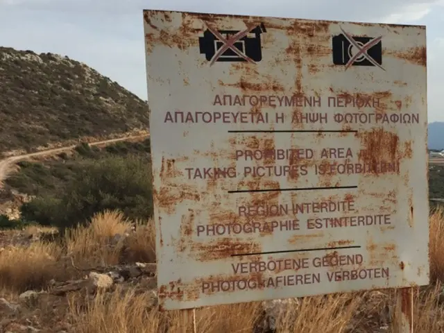 Dieses Schild ist kein Deko-Element. Fotografierverbote gelten in vielen Ländern, besonders rund um Militär- und Sicherheitsbereiche. | Foto: dpa