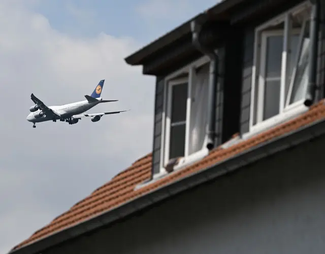 Im eng besiedelten Rhein-Main-Gebiet gibt es Streit um Fluglärm. (Archivbild) | Foto: Arne Dedert/dpa