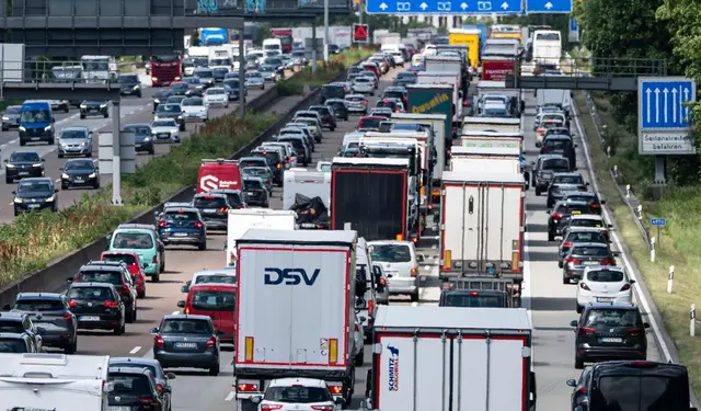 Stau am Wochenende: Auch an diesem Wochenende wird es auf einigen Autobahnen der Republik wieder eng. Der Grund: jede Menge Baustellen. | Foto: Hannes P. Albert/dpa
