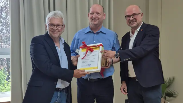 Überreichung der Ehrennadel (v.l.n.r.): Jörg Hunsinger, Joachim Köhm (stellv. Vorstand ASB Landesverband Rheinland-Pfalz), Stefan Rheinheimer (Landesgeschäftsführer) | Foto: ASB