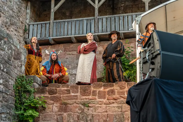 Das Burgspiel-Ensemble fügte sich wunderbar in das Bühnenstück ein und bereicherte die Vorstellungen ohne jeden Zweifel | Foto: Heimatfreunde Landstuhl/Lars Heieck/gratis