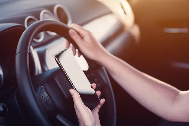 Handy am Steuer: Gefahr deutlich größer als bekannt -  Symbolbild | Foto: Bits and Splits/stock.adobe.com