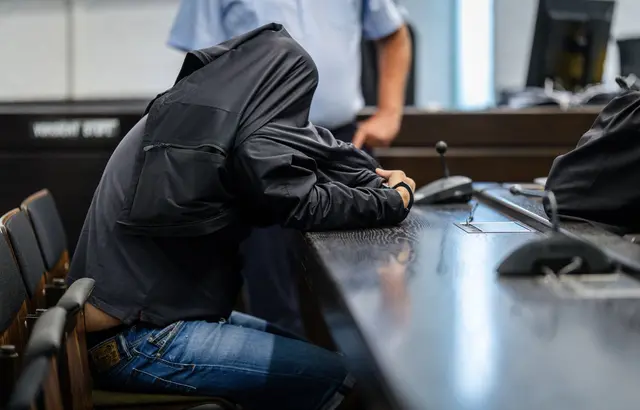 Zu Beginn des Prozesses sagte der Mann nicht aus. | Foto: Christoph Schmidt/dpa