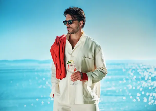 Jonathan Bailey: Der Schauspieler präsentiert sich als neuer MARTINI Man in einer Kampagne, die an die Küste vor den Toren Venedigs führt. | Foto: MARTINI, Foto: JONNY STOREY