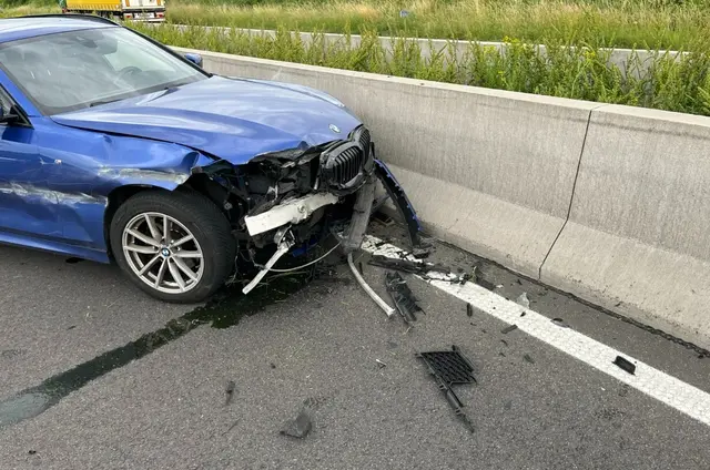 Ein Reh auf der Fahrbahn hat auf der A65 bei Knöringen einen schweren Unfall ausgelöst. Der BMW einer 25-Jährigen wurde zum Totalschaden, die Fahrerin blieb unverletzt, die Autobahn war zeitweise gesperrt. | Foto: Polizeidirektion Landau