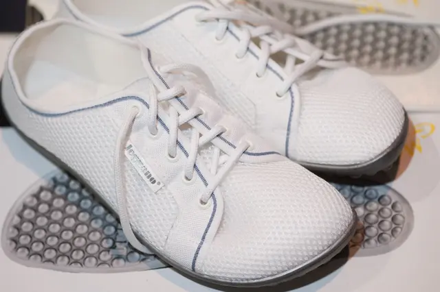 Natürliche Fußbewegung fördern: Barfußschuhe zeichnen sich durch eine dünne, flexible Sohle und viel Zehenfreiheit aus.  | Foto: dpa