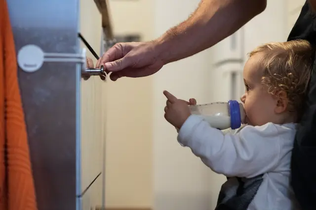 Kleine Sicherung, große Wirkung: Kindersicherungen und kippsichere Möbel sind einfache, effektive Maßnahmen.  | Foto: dpa