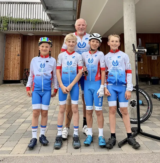 Einzig Raphael Ollig fehlte beim Mannschaftsbild mit Trainer Hermann Schäffer da er sich bereits in der Rennvorbereitung befand (v.l.n.r.: Valentin Rieser, Felix Bierling, Constantin La Cava und Luca Giro) | Foto: |GeorgRieser