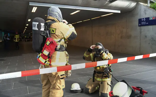 Einsatzkräfte mit Atemschutz waren an dem Bahnhof aktiv.  | Foto: Dettenmeyer/SDMG/dpa