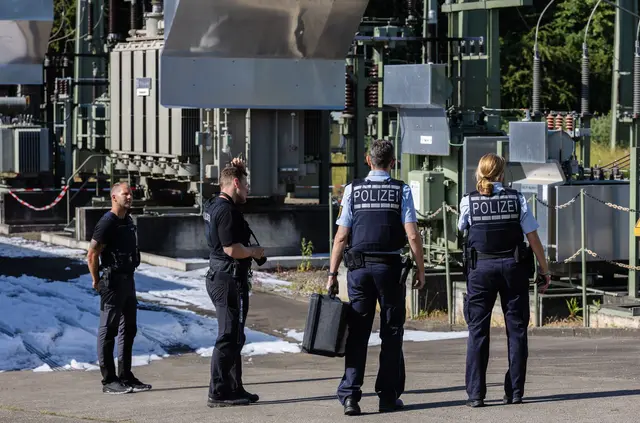 Ermittler stehen am Umspannwerk in Reutlingen. | Foto: Christoph Schmidt/dpa