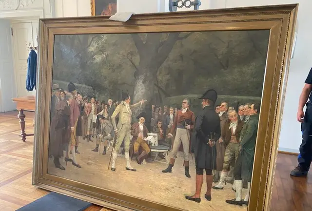 Das Gemälde »Die Parteigänger« ist zurück in Landau.: Im Rathaus-Treppenhaus fällt das historische Gemälde wieder ins Auge, wenn Menschen zu Terminen oder Sitzungen unterwegs sind. | Foto:  Stadt Landau
