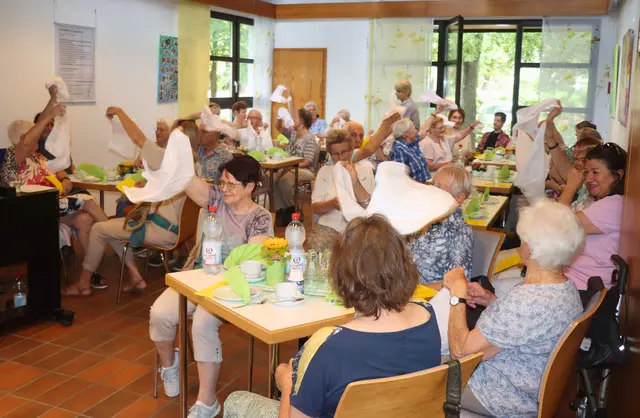 Gute Stimmung und alle machen mit: Demenznetz Viernheim freut sich auch in diesem Jahr auf viele Gäste beim Sommerfest in der SBS 55+. (Archivbild) | Foto: Stadt Viernheim
