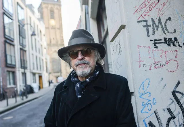 Wolfgang Niedecken, Sänger der Kölner Rockgruppe BAP, steht in der Südstadt vor der Severinskirche | Foto: dpa