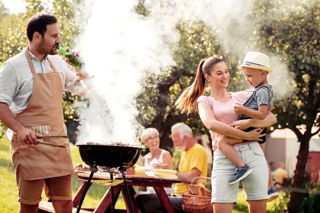 Haftung bei Grillen und Public Viewing sowie Betrugsrisiken beim Ticketkauf zur WM 2026. | Foto: DVAG Deutsche Vermögensberatung AG/ Ivanko_Brnjakovic