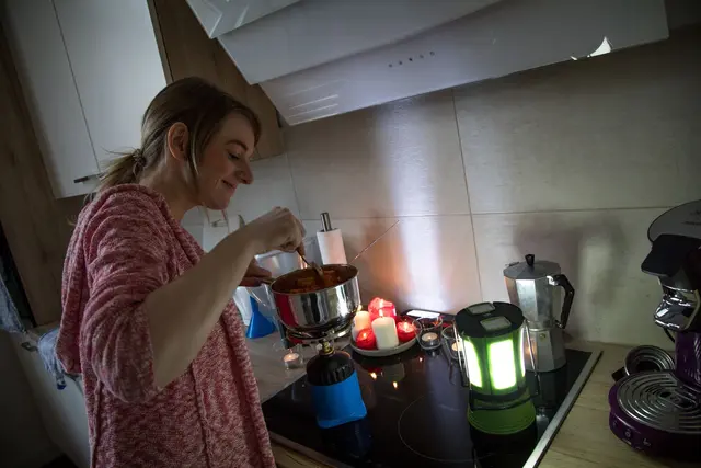 Warm essen trotz Stromausfall: Ein Fondue-Set mit Brennpaste kann dann zum Notfall-Herd werden. | Foto: dpa