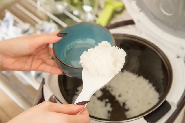 Reis von gestern? Nicht automatisch giftig – aber die Kühlung entscheidet. Wer Reste schnell kaltstellt, senkt das Risiko fürs "Fried Rice Syndrom". | Foto: dpa