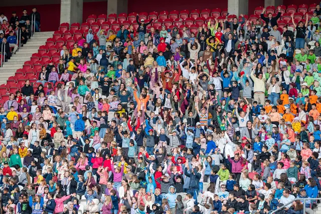 Kinder lesen Gedicht in Mainzer Stadion für Weltrekord. | Foto: Marcel Jakobi/SWR/dpa