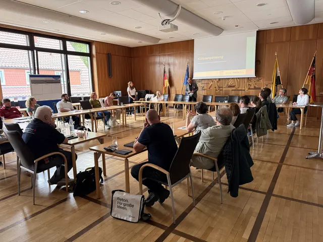 Im Rahmen des Workshops erarbeiteten die Teilnehmenden Maßnahmenvorschläge in den zuvor festgelegten Handlungsfeldern „Menschliche Gesundheit und Bevölkerungsschutz“, „Liegenschaften und Infrastruktur“ und „Blau-Grüne Infrastruktur“ | Foto: Kreisverwaltung Kaiserslautern/view
