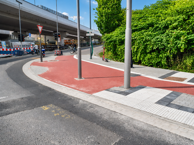 Die neue Pendlerradroute nach Mannheim: Der Abschnitt um die Kreuzung ist fertig.  | Foto: Julia Glöckner