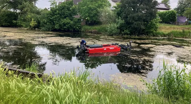 Mähboot im Einsatz auf der Kehle in Maximiliansau  | Foto:  Stadt Wörth am Rhein