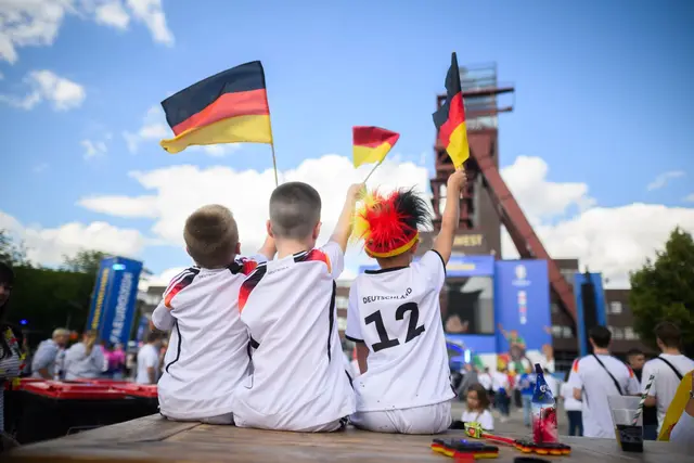 Jubel bei der Fußball-Meisterschaft – aber auch das ganze restliche Gefühlsprogramm: Bei der WM erleben Kinder Spannung, Freude und Enttäuschung oft geballt. Eltern können als "Gefühls-Coaches" helfen. | Foto: dpa
