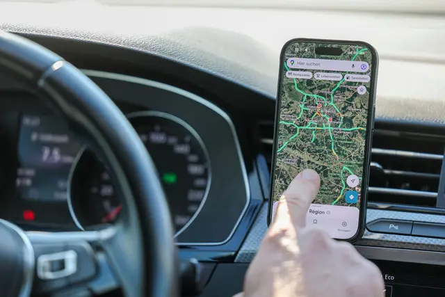 Navi ja – Rumdrücken nein. Auch in der Halterung ist das Smartphone eine Ablenkung, wenn man während der Fahrt darauf tippt. Besser: vor Fahrtstart alles einstellen. | Foto: dpa