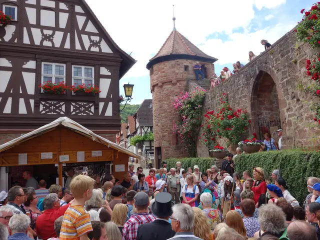 Dornröschenfest Dörrenbach 2026: Einheimische und Gäste erleben den historischen Ortskern als märchenhafte Festkulisse. | Foto: Tourismusverein SÜW Bad Bergzabern/Hermes Peter Herrmann