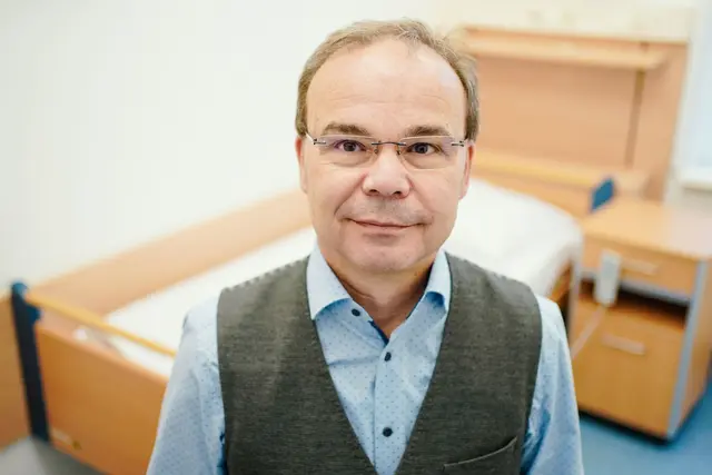 Forscher Hans-Günter Weeß hat mehrere Sachbücher zum Thema Schlaf geschrieben. (Archivbild) | Foto: Uwe Anspach/dpa