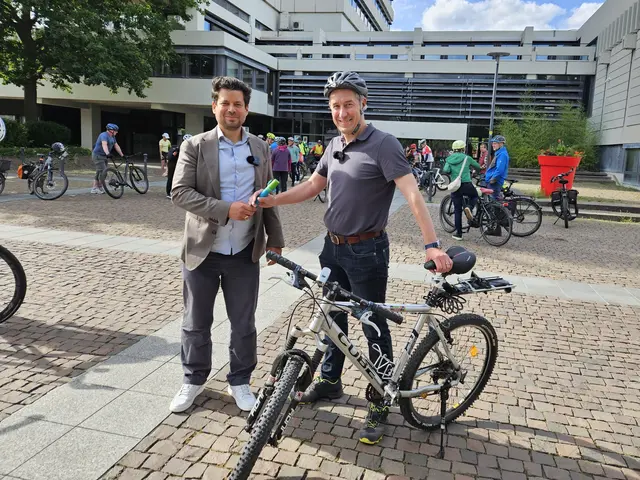 Zum Abschluss des Kaiserslauterer Stadtradelns wurde der Staffelstab feierlich vom städtischen Beigeordneten Manuel Steinbrenner an den Ersten Kreisbeigeordneten Jan Schneider übergeben | Foto: Stadt Kaiserslautern