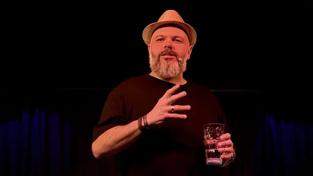 Monji El Beji huldigt dem “Dubbeglas” in einem neuen Song, der am Samstag, 13. Juni, erscheint | Foto: Stephanie Veth