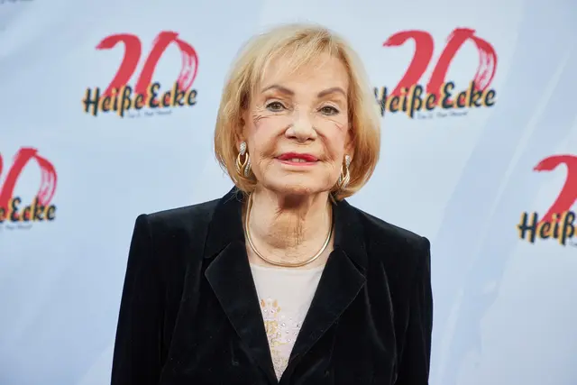 Dagmar Berghoff, ehemalige Tagesschau-Sprecherin, kommt zur Geburtstagsgala zu 20 Jahre Musical "Heiße Ecke" in Schmidts Tivoli  | Foto: dpa