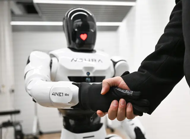 Die Roboterfirma Neura Robotics hat mehr als eine Milliarde US-Dollar eingesammelt. (Archivbild) | Foto: Bernd Weißbrod/dpa