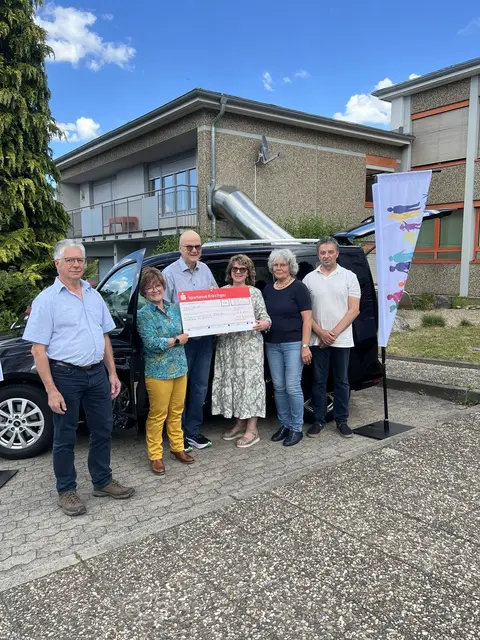 Vor dem Bürgerbus (v.l.): Erhard Schott, Leonie Schott, Gilbert Bürk, Christine Speck (1.Vorsitzende der Nachbarschaftshilfe), Adelheid Liedtke, Heinz Speck | Foto: Gilbert Bürk