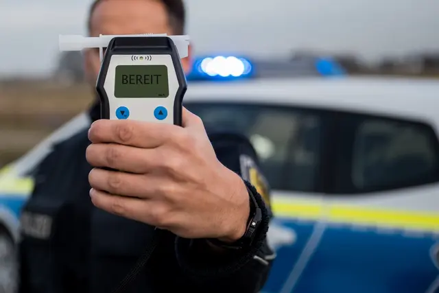 Nach einem Auffahrunfall in Weinheim ermittelt die Polizei gegen eine 40-Jährige. Die Frau soll mit 3,06 Promille und ohne Führerschein auf einen wartenden BMW aufgefahren sein. | Foto: AdobeStock_136319622_abr68