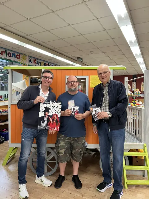 Laden Tafelkunden zum kostenlosen Theaterspaß ein bei "Rotkäppchen und der Herr Wolff": Oliver Frowerk (Tafelladen), Tommi Brem( BLB) und Gilbert Bürk (Bürgerstiftung) | Foto: Gilbert Bürk